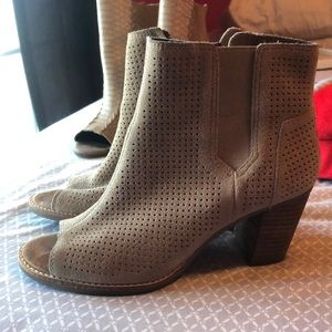 TOMS nude/light tan open toe booties
